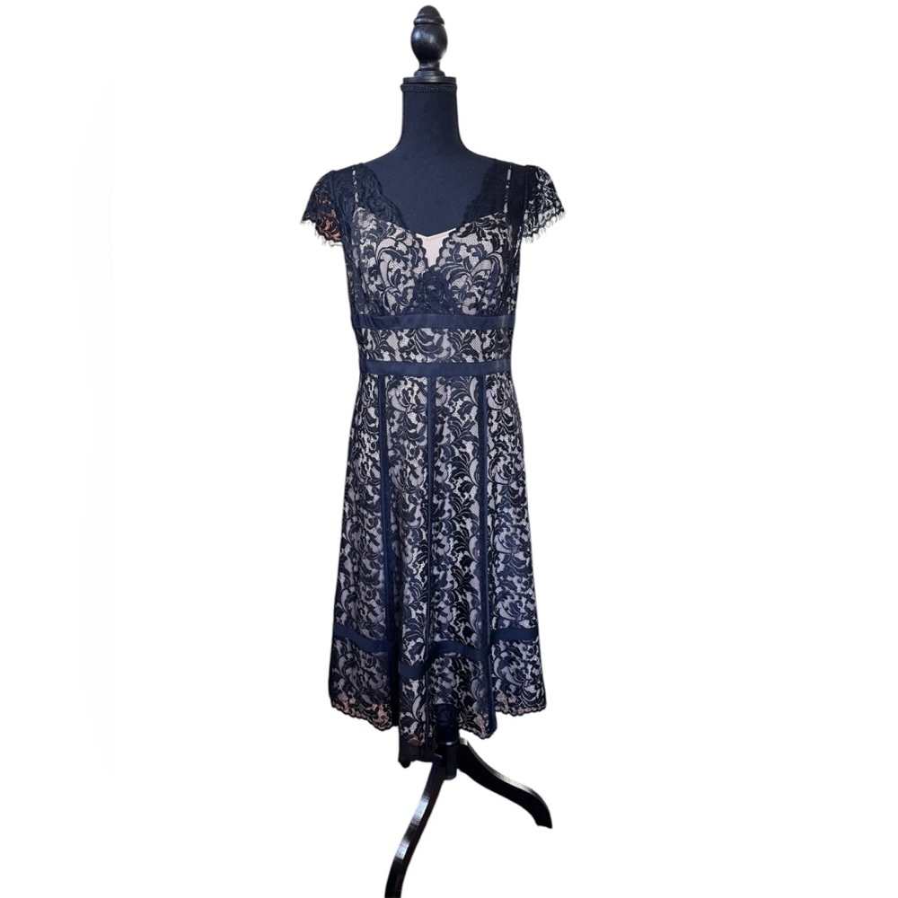 Loft Black Lace & Nude Colored
Lining V-Neck Cap-Sleeve Shift Dress Size 8P W